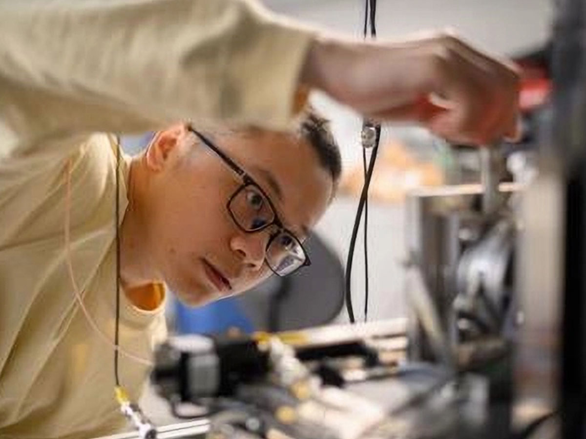 Postdoctoral researcher Likun Wang in the Quantum Nano-Optoelectronics research group working on Quantum Twist Microscope (QTM).